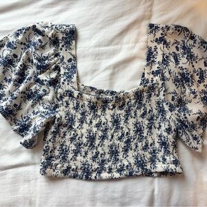 American Eagle Outfitters Blue and White Floral Crop Top